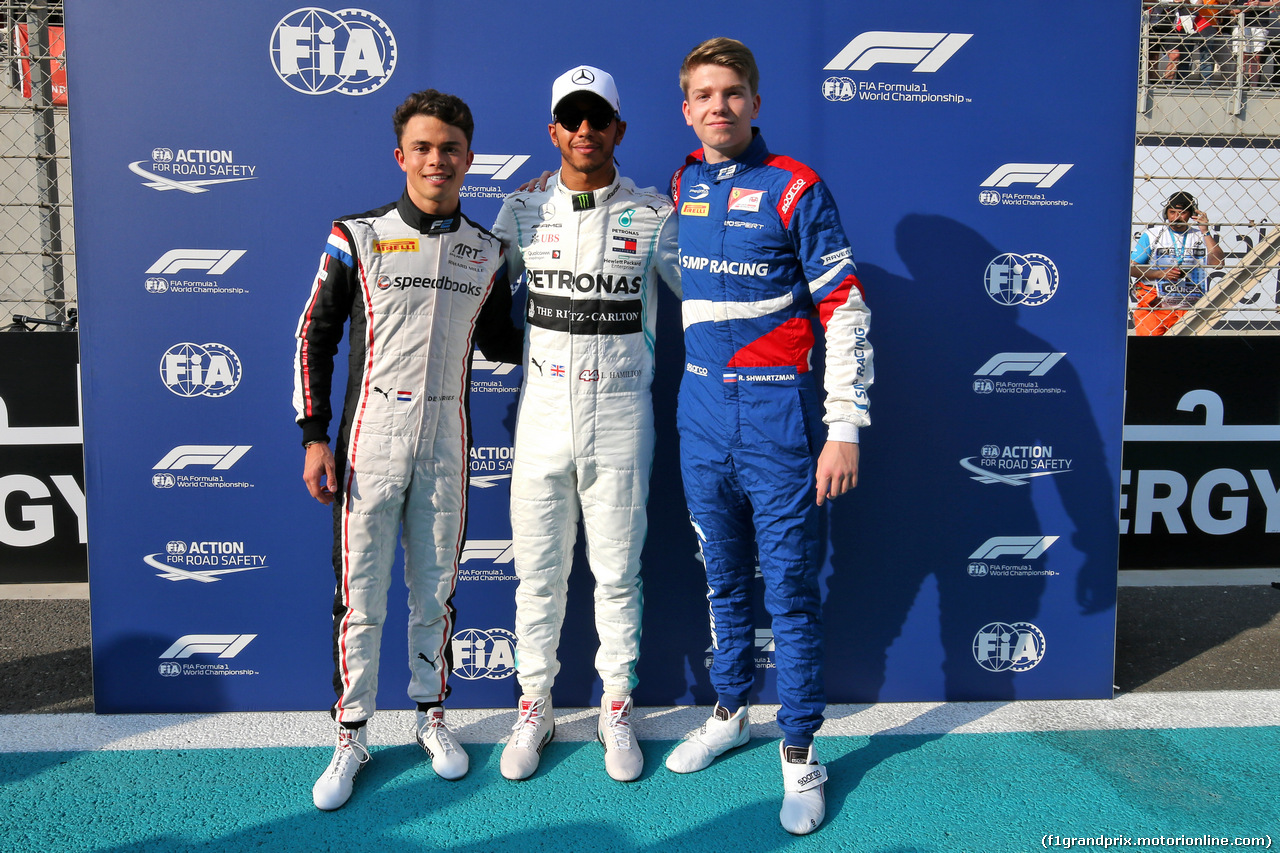 GP ABU DHABI, (L to R): Nyck De Vries (NLD) ART Grand Prix, F2 Champion; Lewis Hamilton (GBR) Mercedes AMG F1, F1 World Champion; Robert Shwartzman (RUS) Prema Racing, F3 Champion.
01.12.2019.
