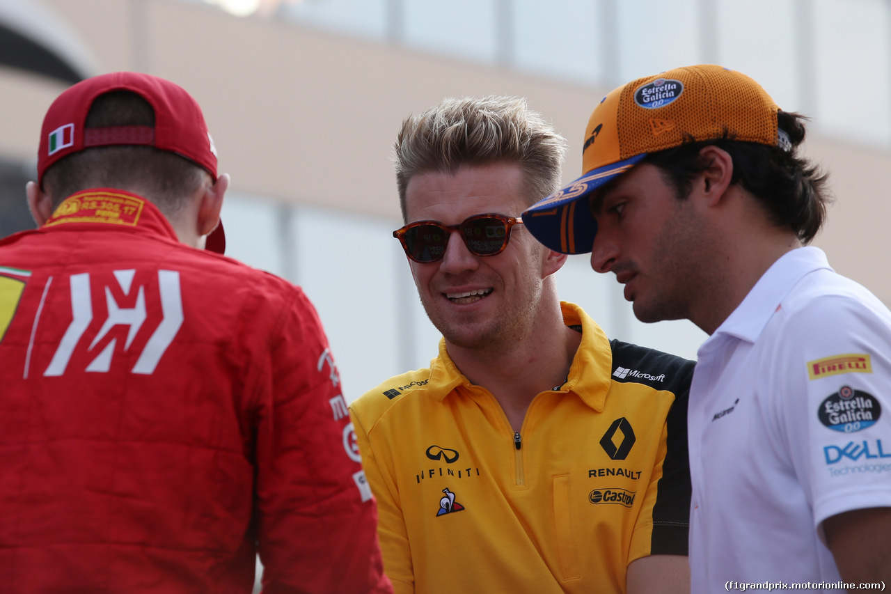 GP ABU DHABI, Nico Hulkenberg (GER) Renault Sport F1 Team RS19 e Carlos Sainz Jr (ESP) McLaren MCL34.
01.12.2019.