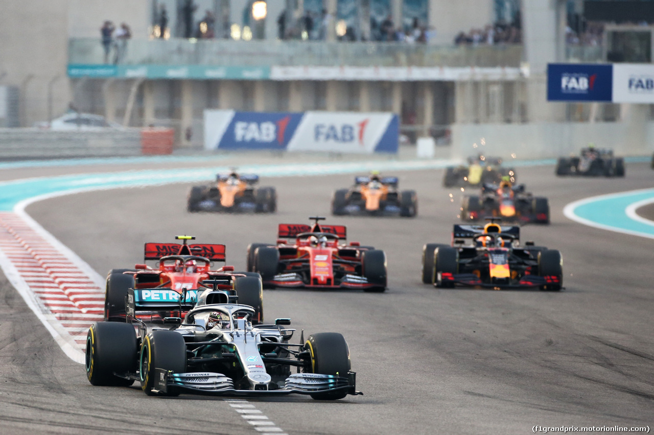 GP ABU DHABI, Lewis Hamilton (GBR) Mercedes AMG F1 W10 davanti a at the partenza of the race.
01.12.2019.