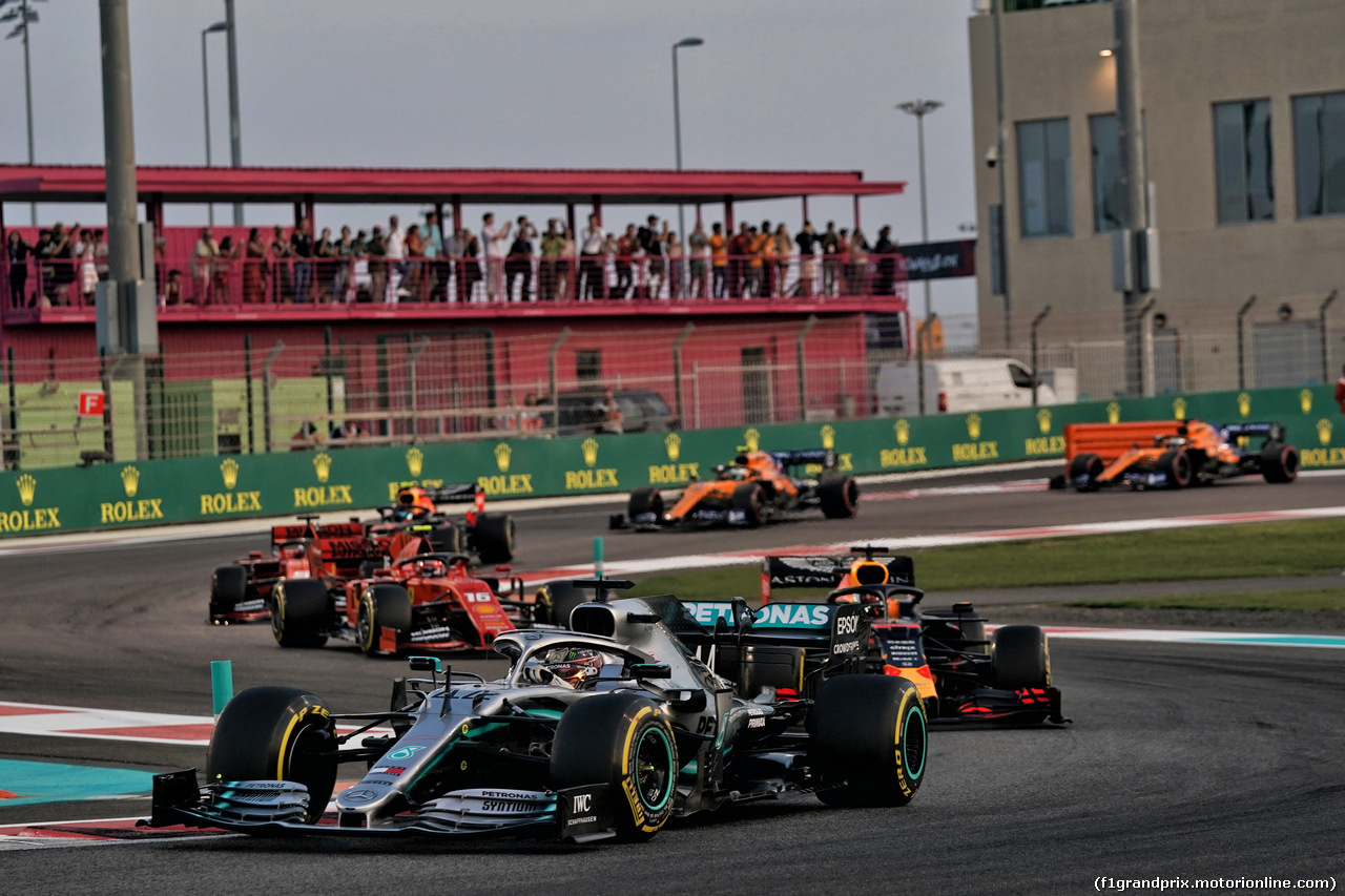 GP ABU DHABI, Lewis Hamilton (GBR) Mercedes AMG F1 W10 davanti a at the partenza of the race.
01.12.2019.