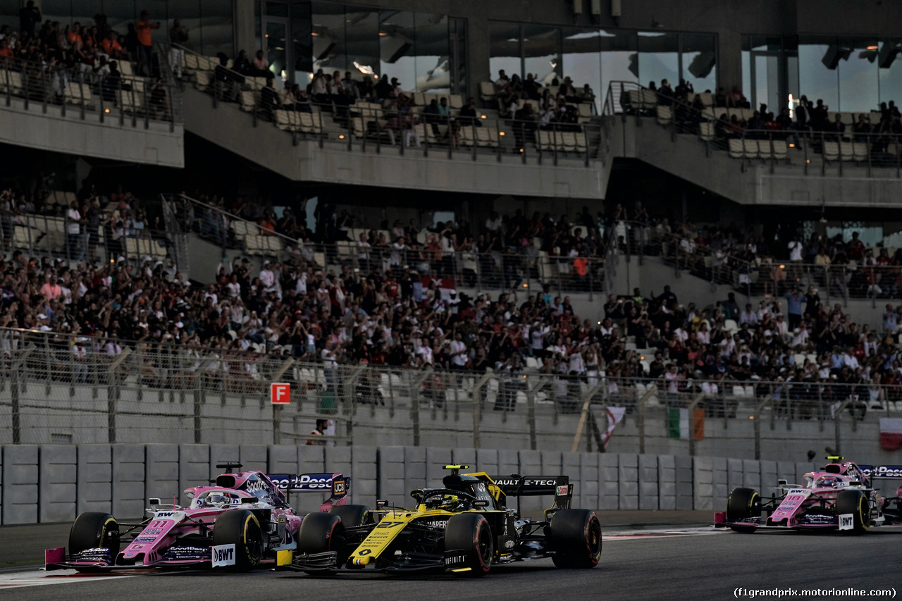 GP ABU DHABI, Nico Hulkenberg (GER) Renault F1 Team RS19 e Sergio Perez (MEX) Racing Point F1 Team RP19 at the partenza of the race.
01.12.2019.