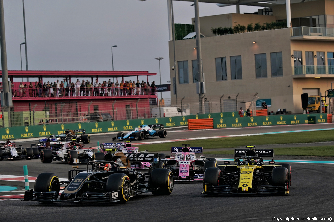 GP ABU DHABI, (L to R): Kevin Magnussen (DEN) Haas VF-19 e Nico Hulkenberg (GER) Renault F1 Team RS19 at the partenza of the race.
01.12.2019.