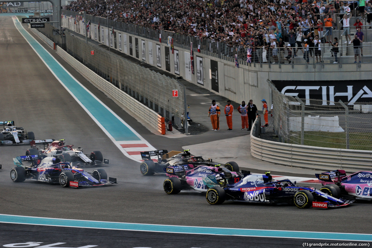 GP ABU DHABI, Pierre Gasly (FRA) Scuderia Toro Rosso STR14 makes contace with Sergio Perez (MEX) Racing Point F1 Team RP19 e Lance Stroll (CDN) Racing Point F1 Team RP19 at the partenza of the race.
01.12.2019.