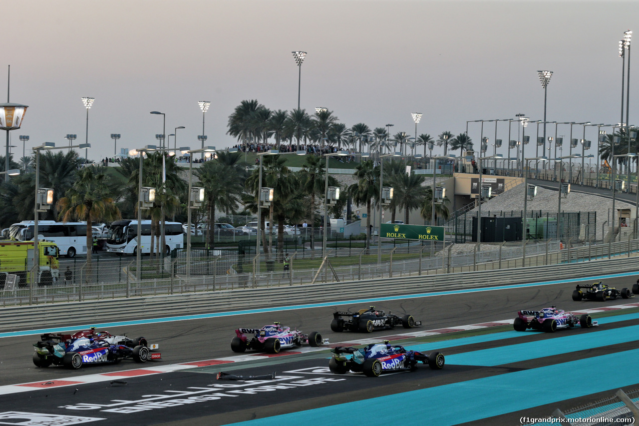 GP ABU DHABI, Pierre Gasly (FRA) Scuderia Toro Rosso STR14 runs wide with a broken front wing at the partenza of the race.
01.12.2019.