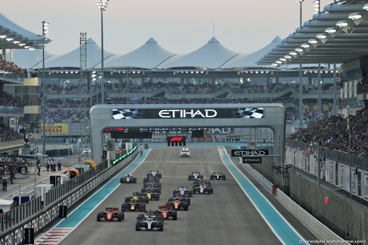 GP ABU DHABI, Lewis Hamilton (GBR) Mercedes AMG F1 W10 davanti a at the partenza of the race.
01.12.2019.