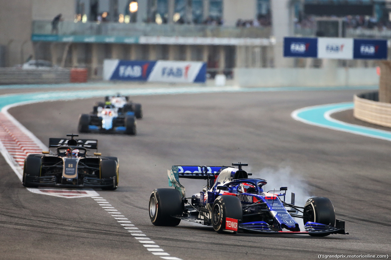 GP ABU DHABI, Daniil Kvyat (RUS) Scuderia Toro Rosso STR14 locks up under braking.
01.12.2019.