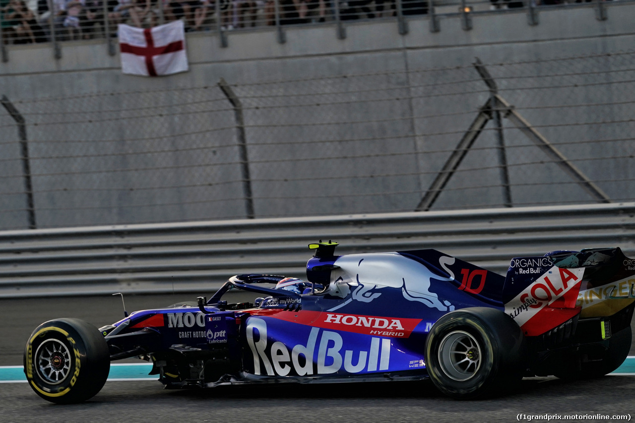 GP ABU DHABI, Pierre Gasly (FRA) Scuderia Toro Rosso STR14 with a broken front wing.
01.12.2019.