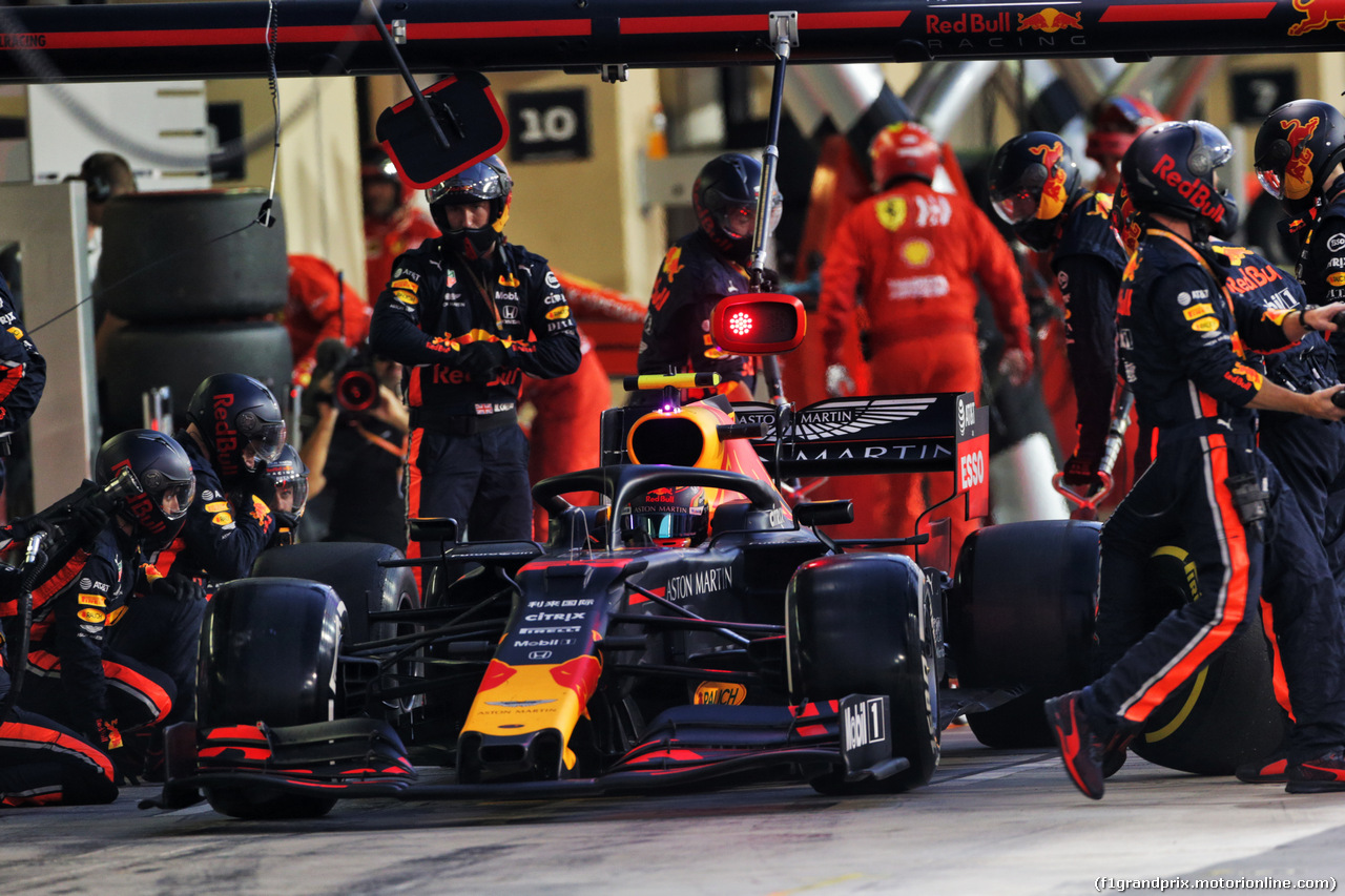 GP ABU DHABI, Alexander Albon (THA) Red Bull Racing RB15 makes a pit stop.
01.12.2019.