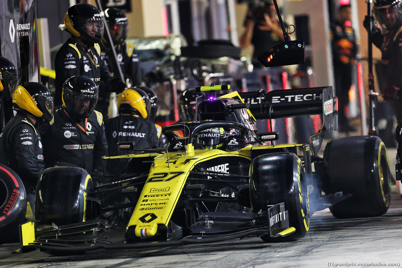 GP ABU DHABI, Nico Hulkenberg (GER) Renault F1 Team RS19 makes a pit stop.
01.12.2019.