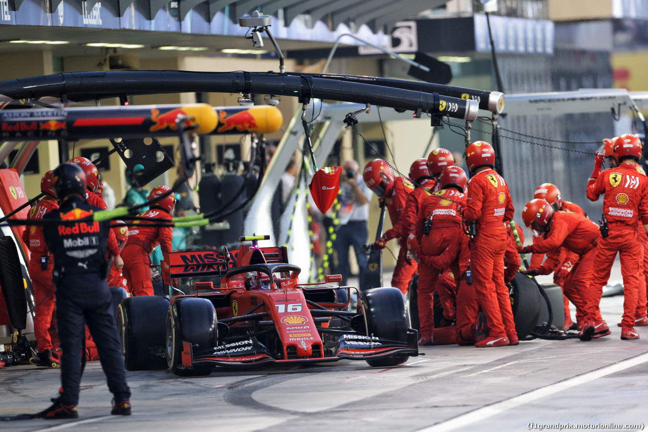 GP ABU DHABI, Charles Leclerc (MON) Ferrari SF90 makes a pit stop.
01.12.2019.