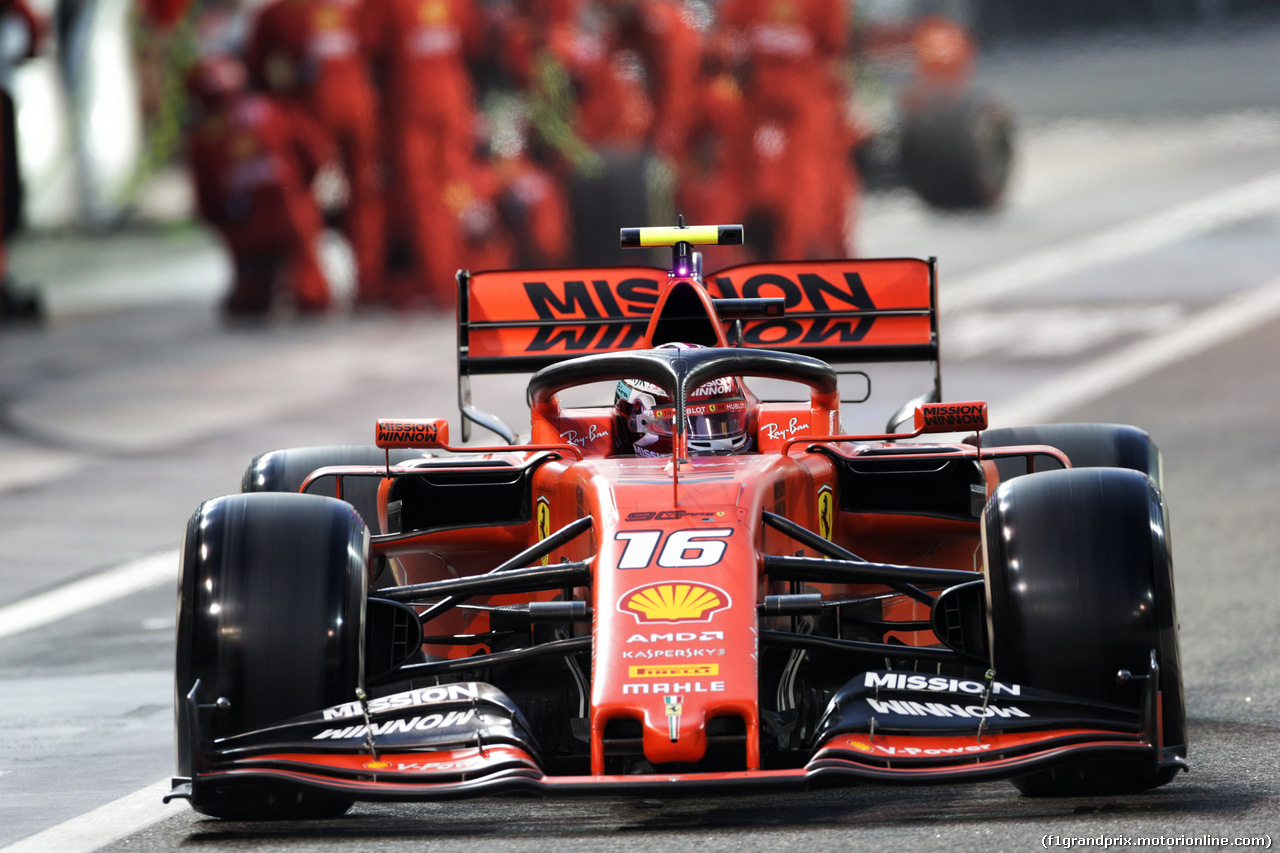 GP ABU DHABI, Charles Leclerc (MON) Ferrari SF90 makes a pit stop.
01.12.2019.