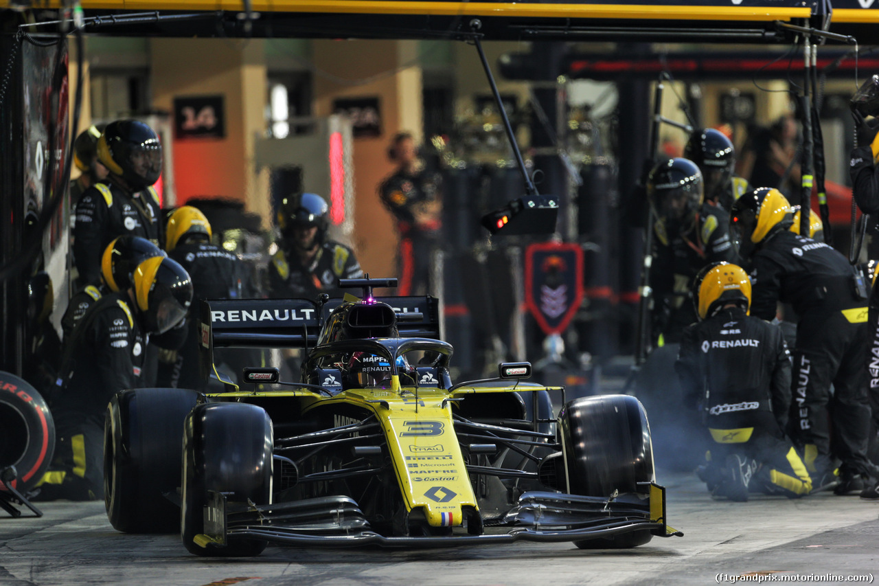 GP ABU DHABI, Daniel Ricciardo (AUS) Renault F1 Team RS19 makes a pit stop.
01.12.2019.