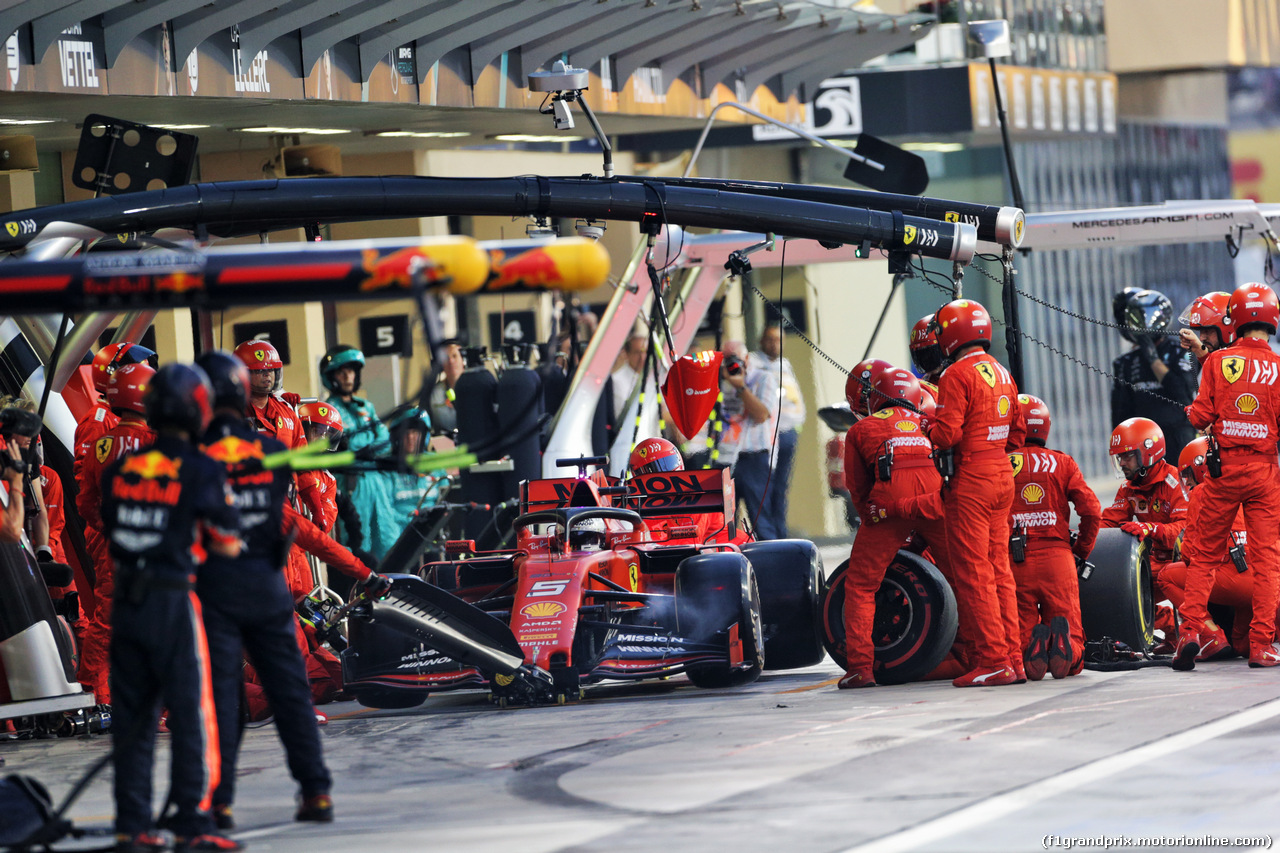 GP ABU DHABI, Sebastian Vettel (GER) Ferrari SF90 makes a pit stop.
01.12.2019.