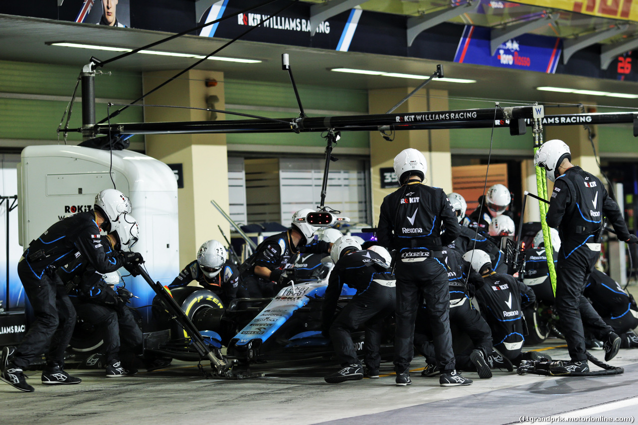 GP ABU DHABI, George Russell (GBR) Williams Racing FW42 makes a pit stop.
01.12.2019.