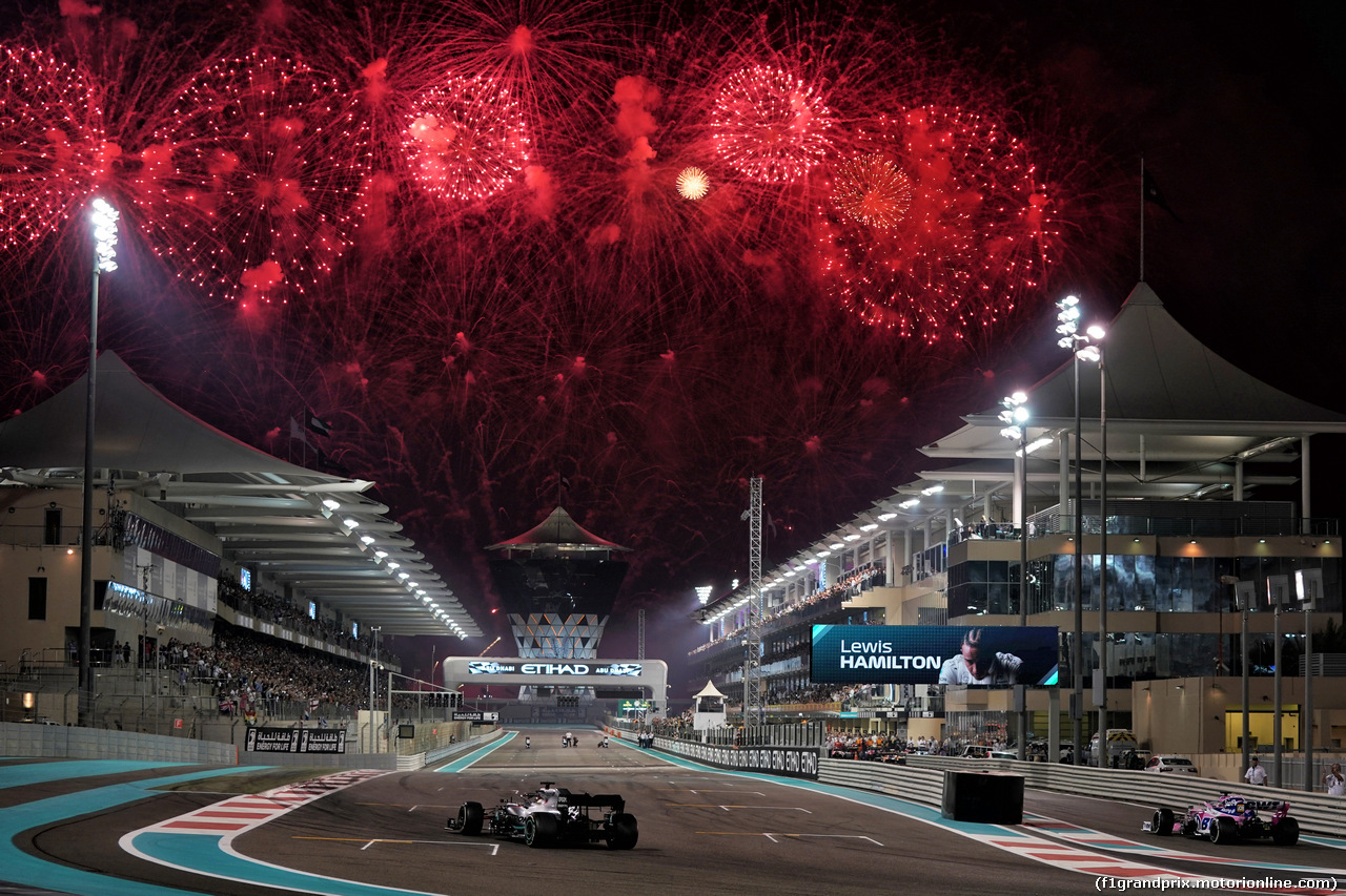 GP ABU DHABI, Gara winner Lewis Hamilton (GBR) Mercedes AMG F1 W10 at the end of the race.
01.12.2019.