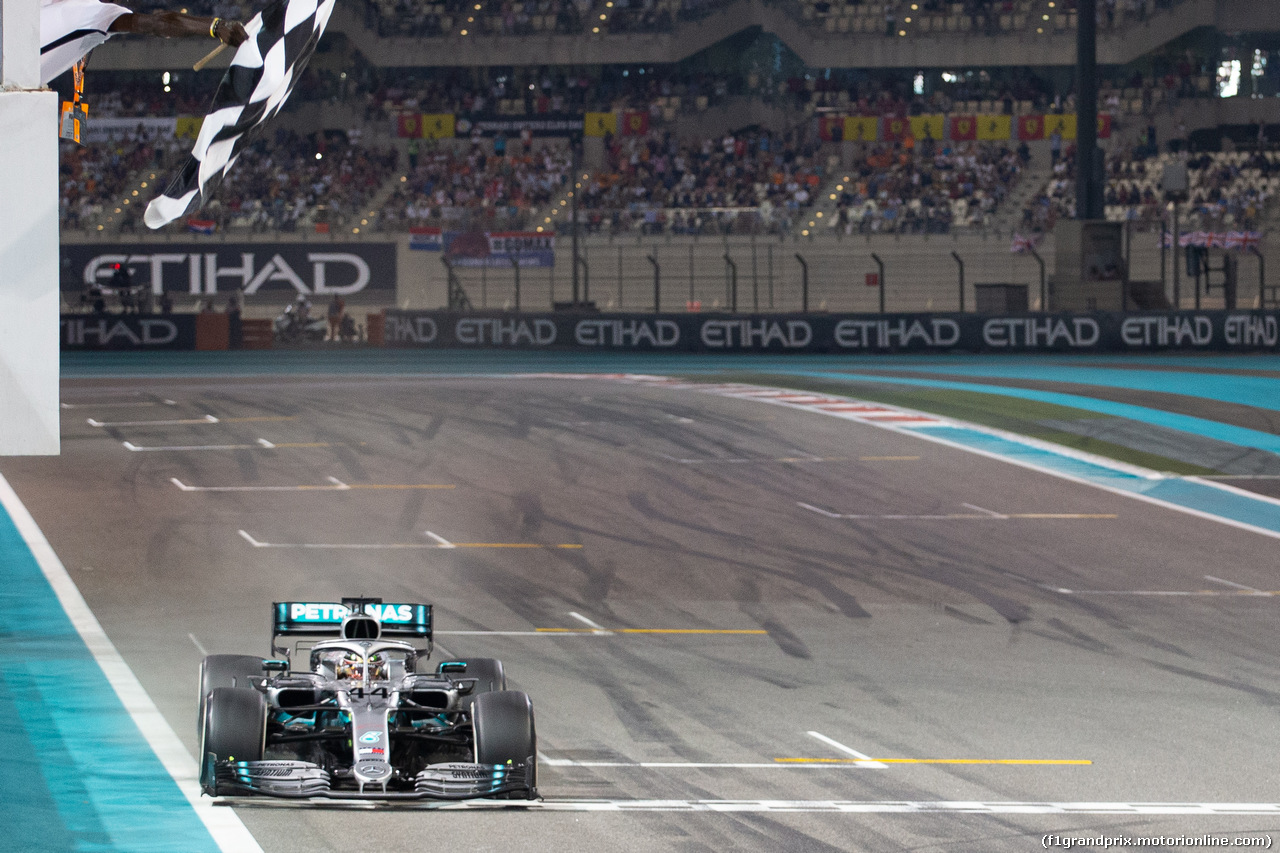 GP ABU DHABI, Gara winner Lewis Hamilton (GBR) Mercedes AMG F1 W10 takes the chequered flag at the end of the race.
01.12.2019.