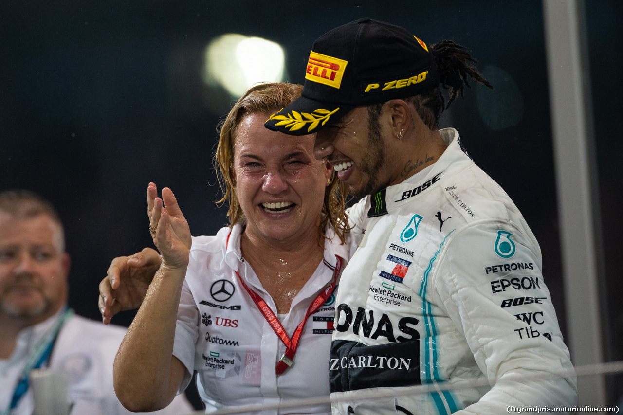 GP ABU DHABI, Gara winner Lewis Hamilton (GBR) Mercedes AMG F1 celebrates on the podium with Britta Seeger, Member of the Board of Management for Mercedes-Benz Cars Marketing e Sales.
01.12.2019.
