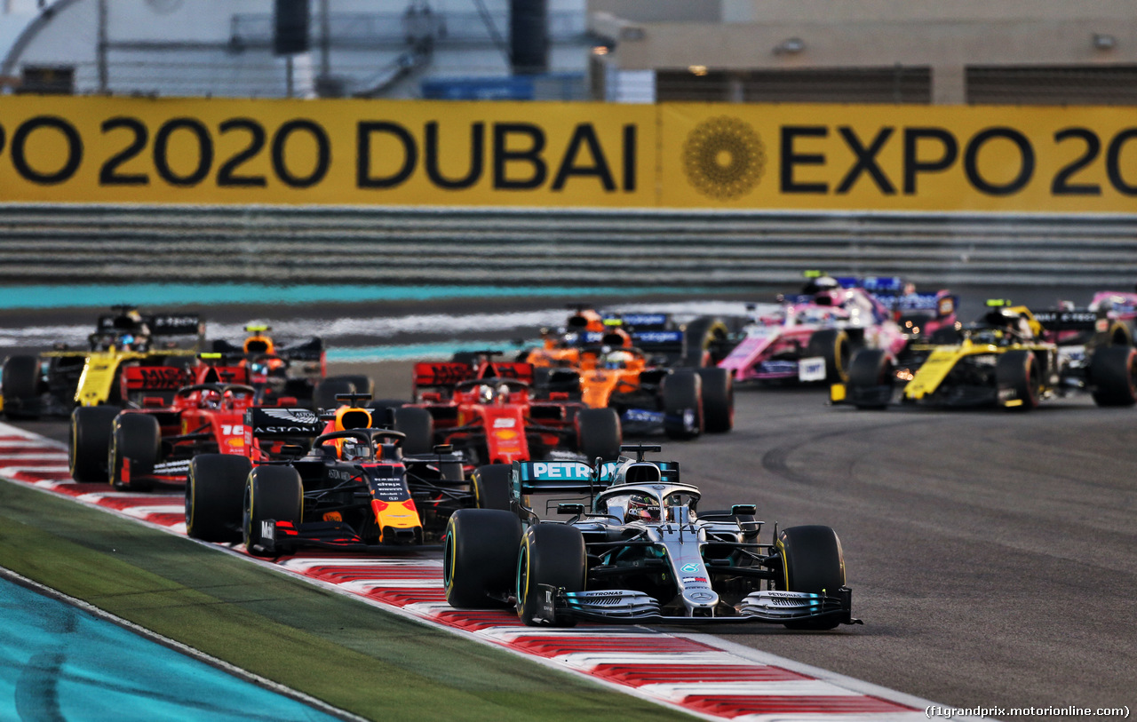 GP ABU DHABI, Lewis Hamilton (GBR) Mercedes AMG F1 W10 davanti a at the partenza of the race.
01.12.2019.
