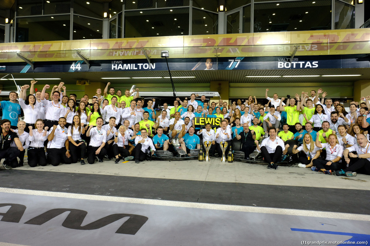 GP ABU DHABI, 01.12.2019 - Gara, Festeggiamenti, Lewis Hamilton (GBR) Mercedes AMG F1 W10 vincitore