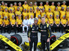 GP ABU DHABI, (L to R): Daniel Ricciardo (AUS) Renault F1 Team e Nico Hulkenberg (GER) Renault F1 Team at a team photograph.
01.12.2019.