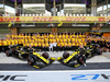 GP ABU DHABI, (L to R): Daniel Ricciardo (AUS) Renault F1 Team e Nico Hulkenberg (GER) Renault F1 Team at a team photograph.
01.12.2019.