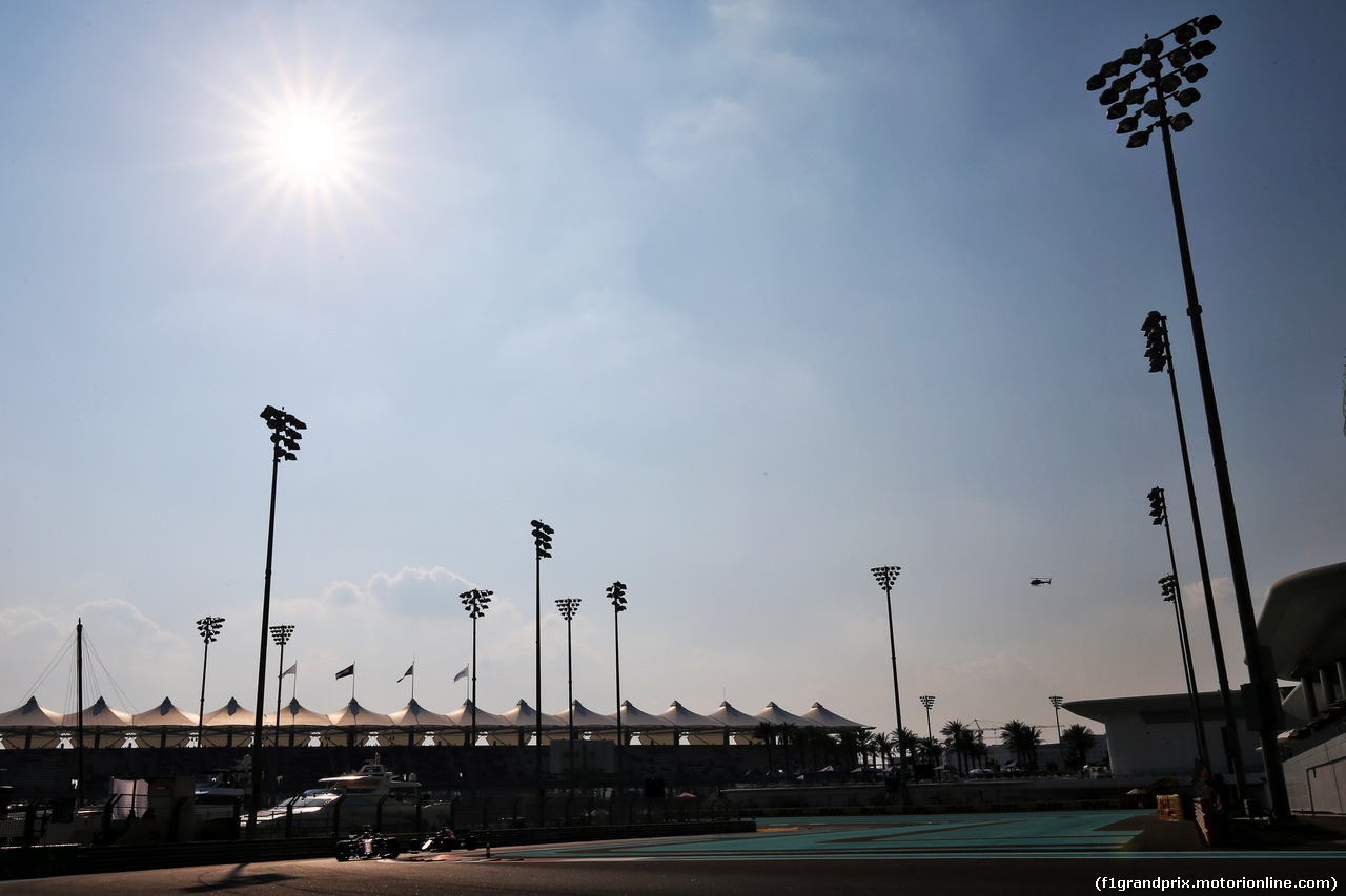 GP ABU DHABI, Carlos Sainz Jr (ESP) McLaren MCL34.
30.11.2019.
