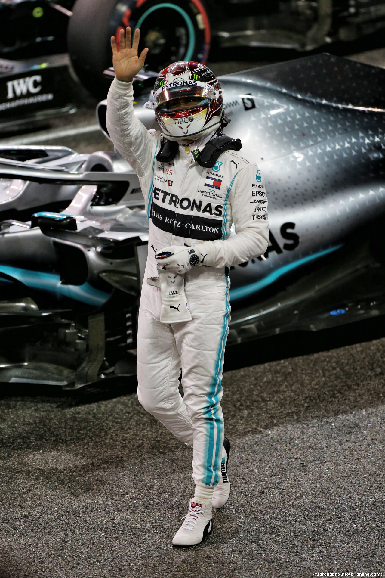 GP ABU DHABI, Lewis Hamilton (GBR) Mercedes AMG F1 celebrates his pole position in qualifying parc ferme.
30.11.2019.