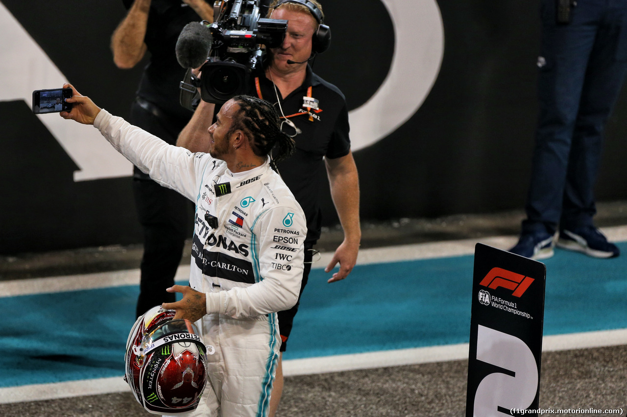 GP ABU DHABI, Lewis Hamilton (GBR) Mercedes AMG F1 celebrates his pole position in qualifying parc ferme.
30.11.2019.