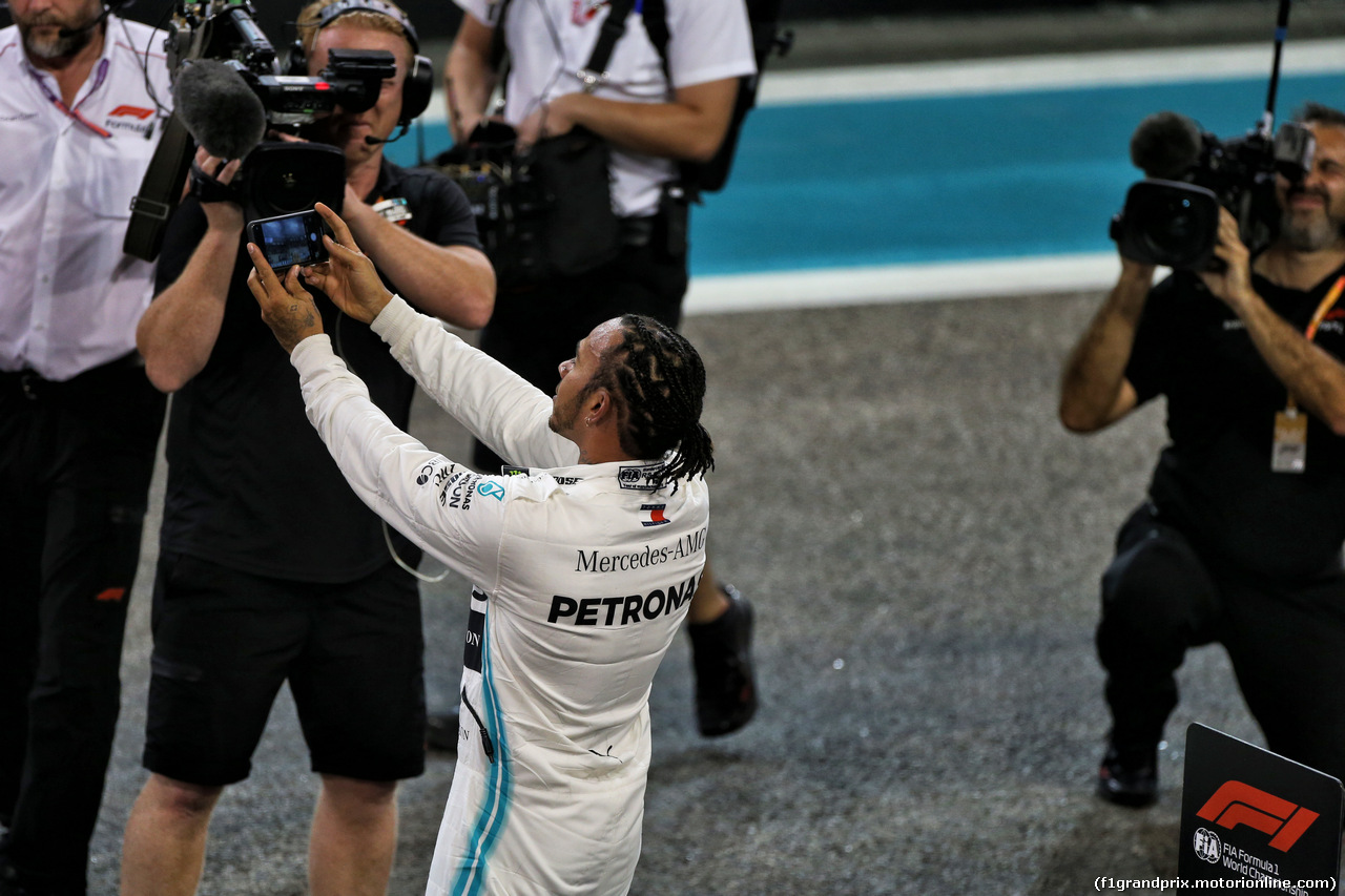 GP ABU DHABI, Lewis Hamilton (GBR) Mercedes AMG F1 celebrates his pole position in qualifying parc ferme.
30.11.2019.