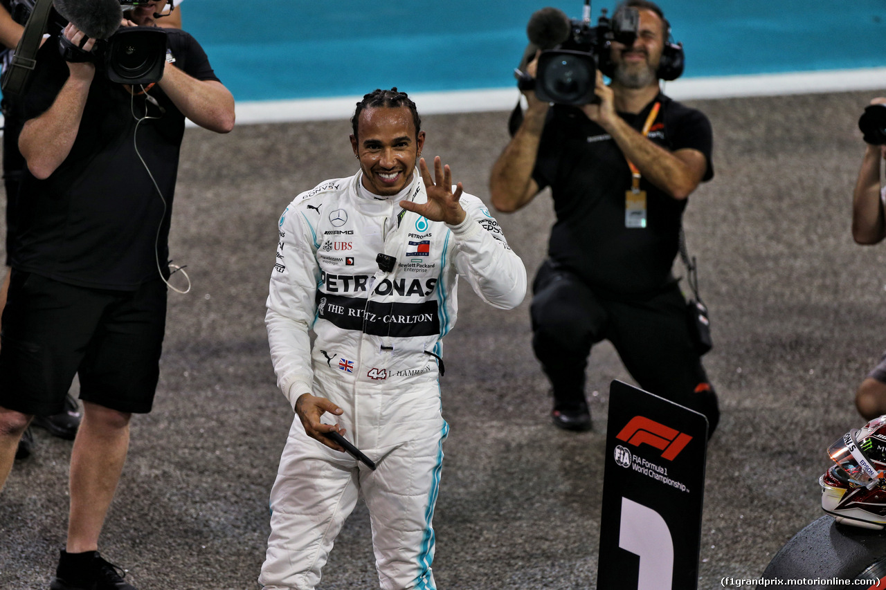 GP ABU DHABI, Lewis Hamilton (GBR) Mercedes AMG F1 celebrates his pole position in qualifying parc ferme.
30.11.2019.