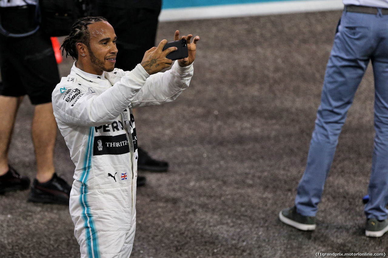 GP ABU DHABI, Lewis Hamilton (GBR) Mercedes AMG F1 celebrates his pole position in qualifying parc ferme.
30.11.2019.
