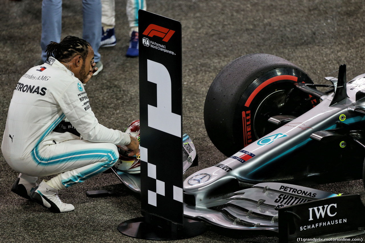 GP ABU DHABI, Lewis Hamilton (GBR) Mercedes AMG F1 celebrates his pole position in qualifying parc ferme.
30.11.2019.