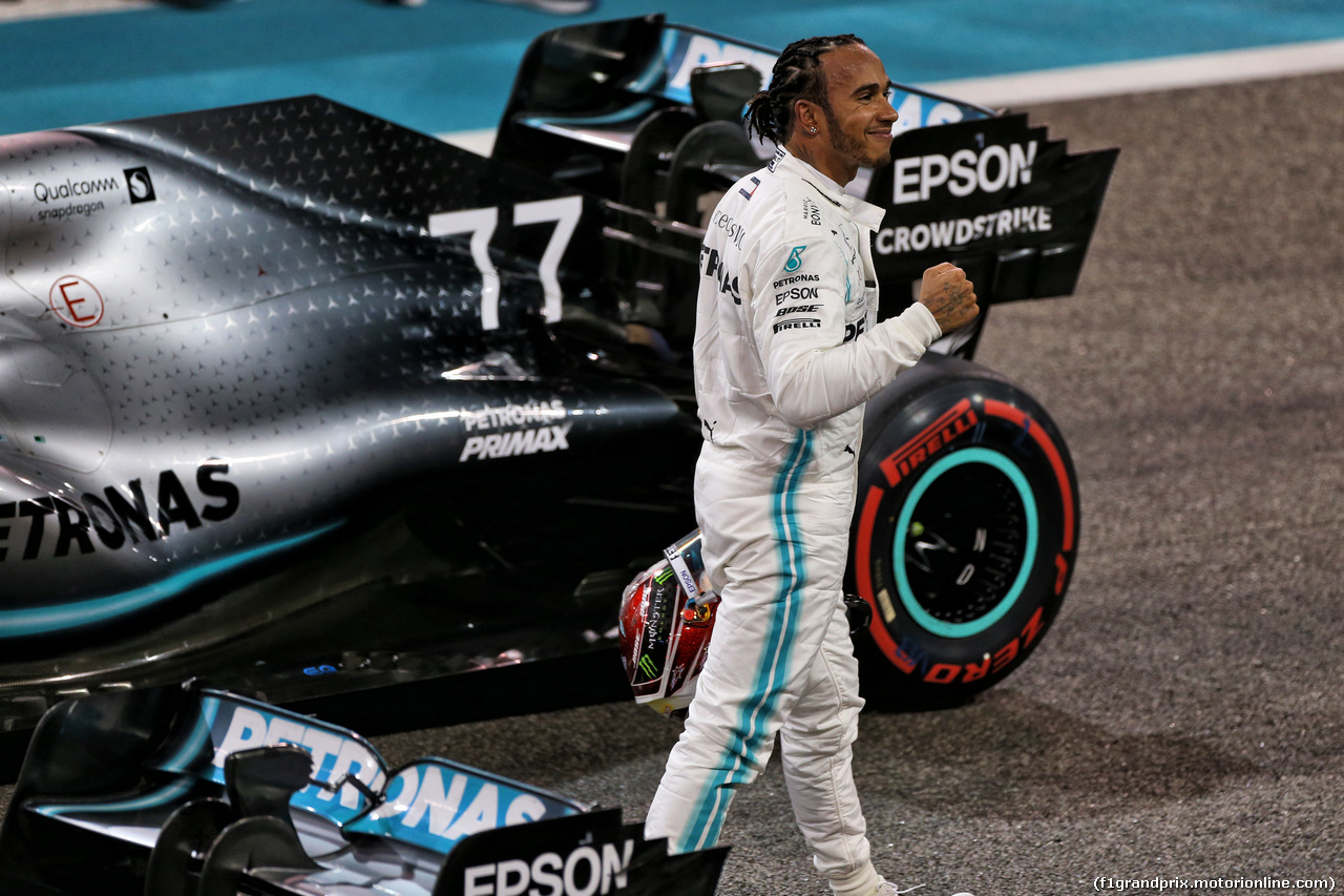 GP ABU DHABI, Lewis Hamilton (GBR) Mercedes AMG F1 celebrates his pole position in qualifying parc ferme.
30.11.2019.