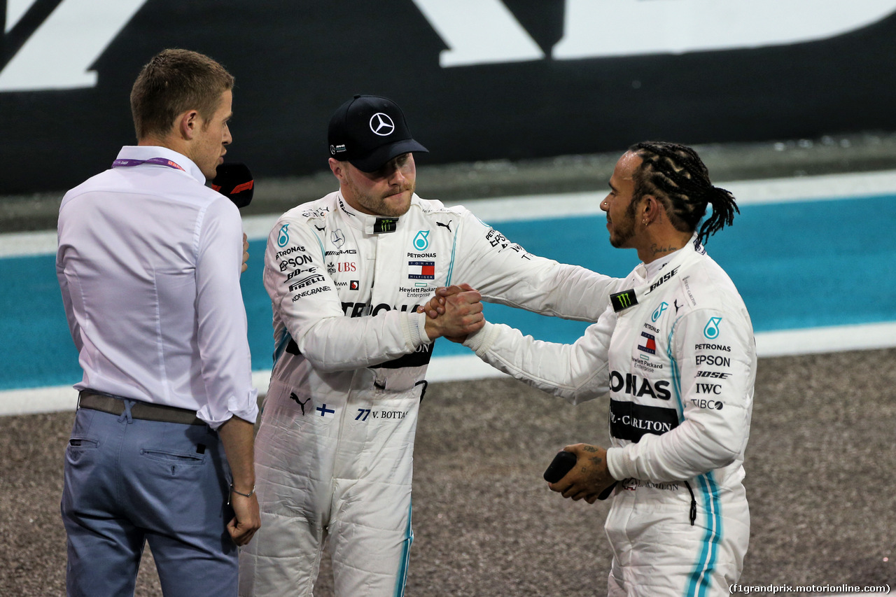 GP ABU DHABI, Lewis Hamilton (GBR) Mercedes AMG F1 in qualifying parc ferme with team mate Valtteri Bottas (FIN) Mercedes AMG F1 e Paul di Resta (GBR) Sky Sports F1 Presenter.
30.11.2019.