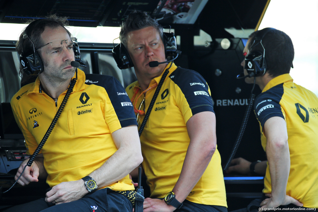 GP ABU DHABI, (L to R): Ciaron Pilbeam (GBR) Renault F1 Team Chief Gara Engineer with Marcin Budkowski (POL) Renault F1 Team Executive Director on the pit gantry.
29.11.2019.