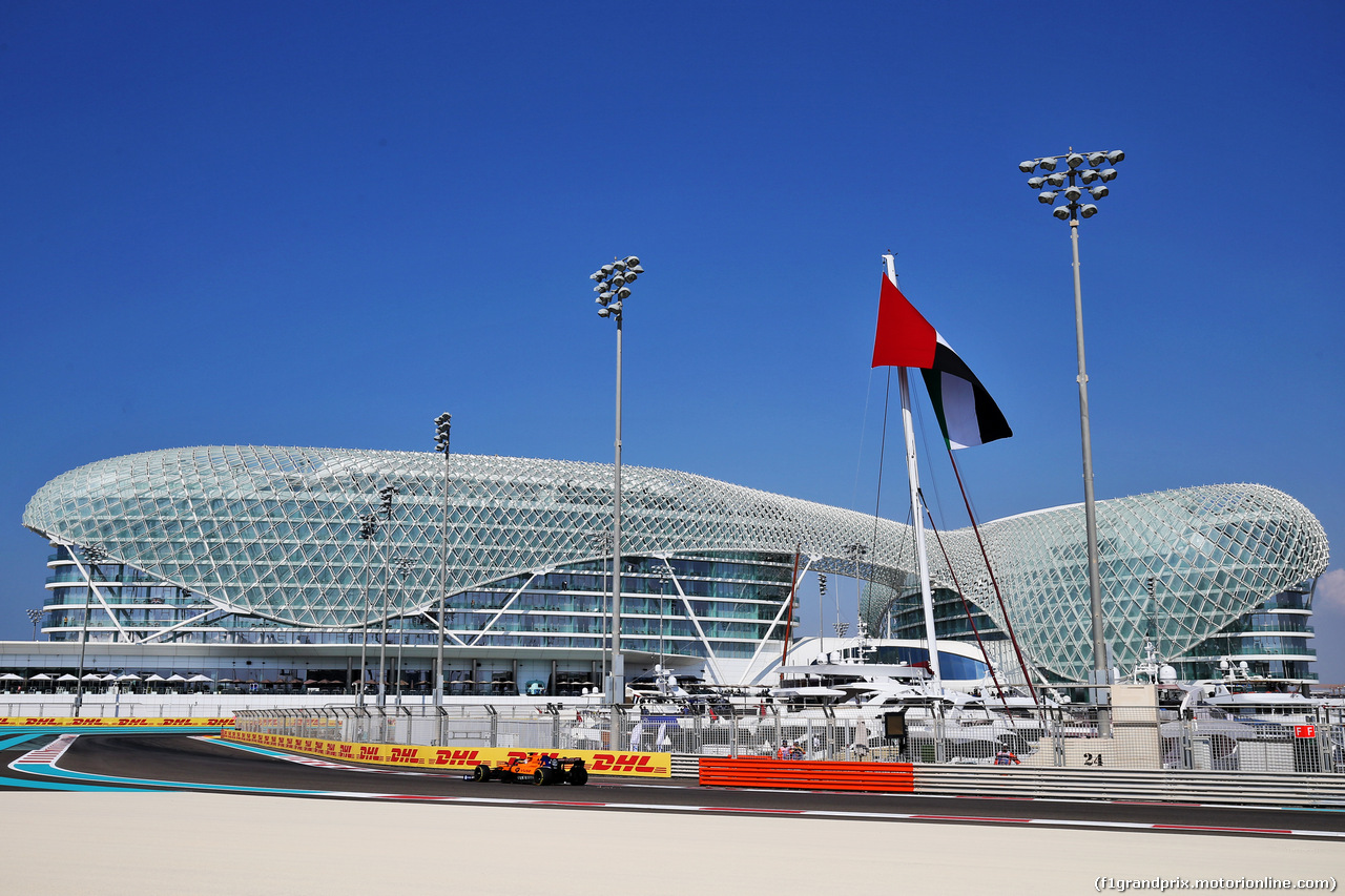 GP ABU DHABI, Carlos Sainz Jr (ESP) McLaren MCL34.
29.11.2019.