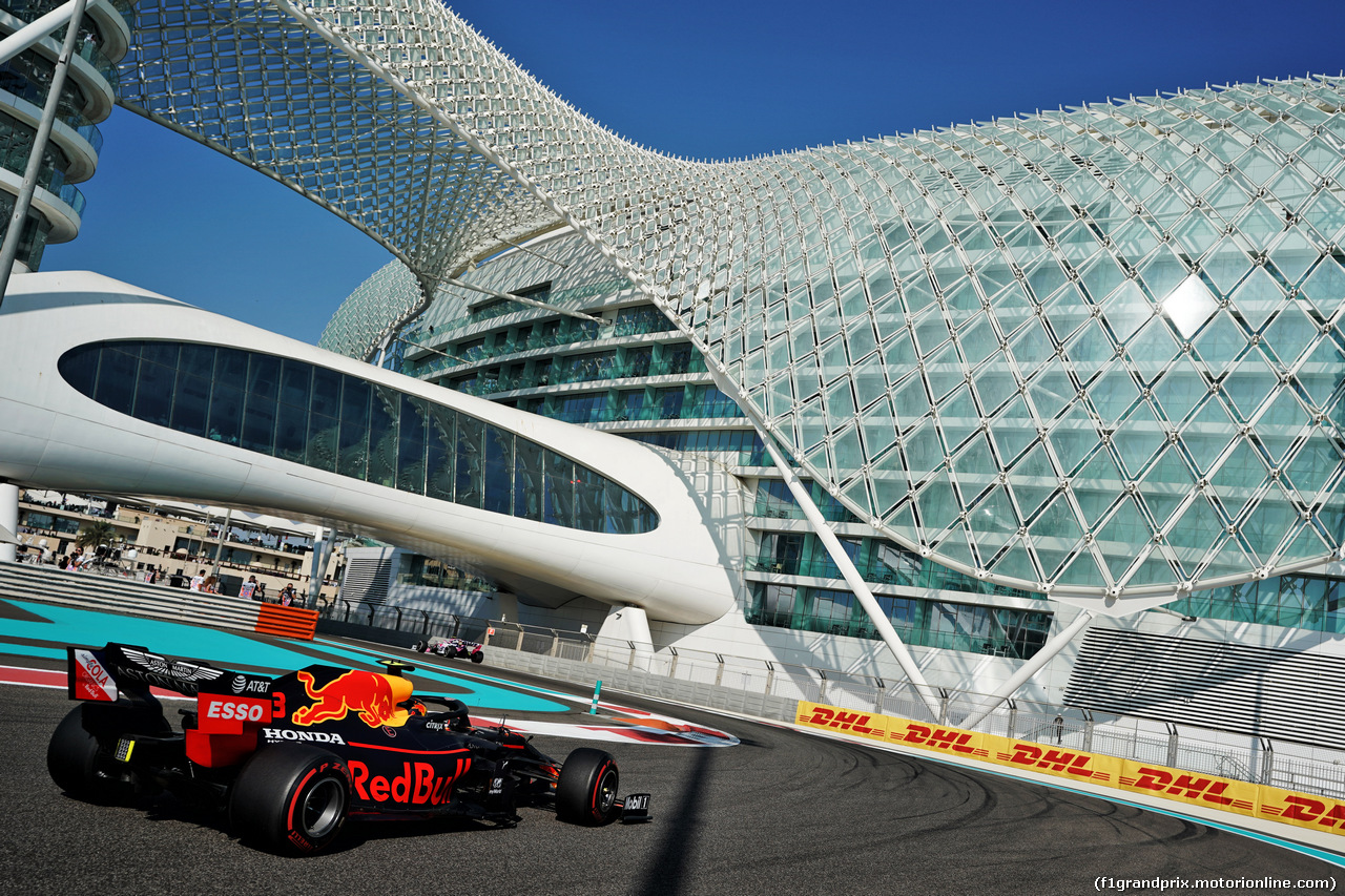 GP ABU DHABI, Alexander Albon (THA) Red Bull Racing RB15.                               
Abu Dhabi Grand Prix, Venerdi' 29th November 2019. Yas Marina Circuit, Abu Dhabi, UAE.
29.11.2019.