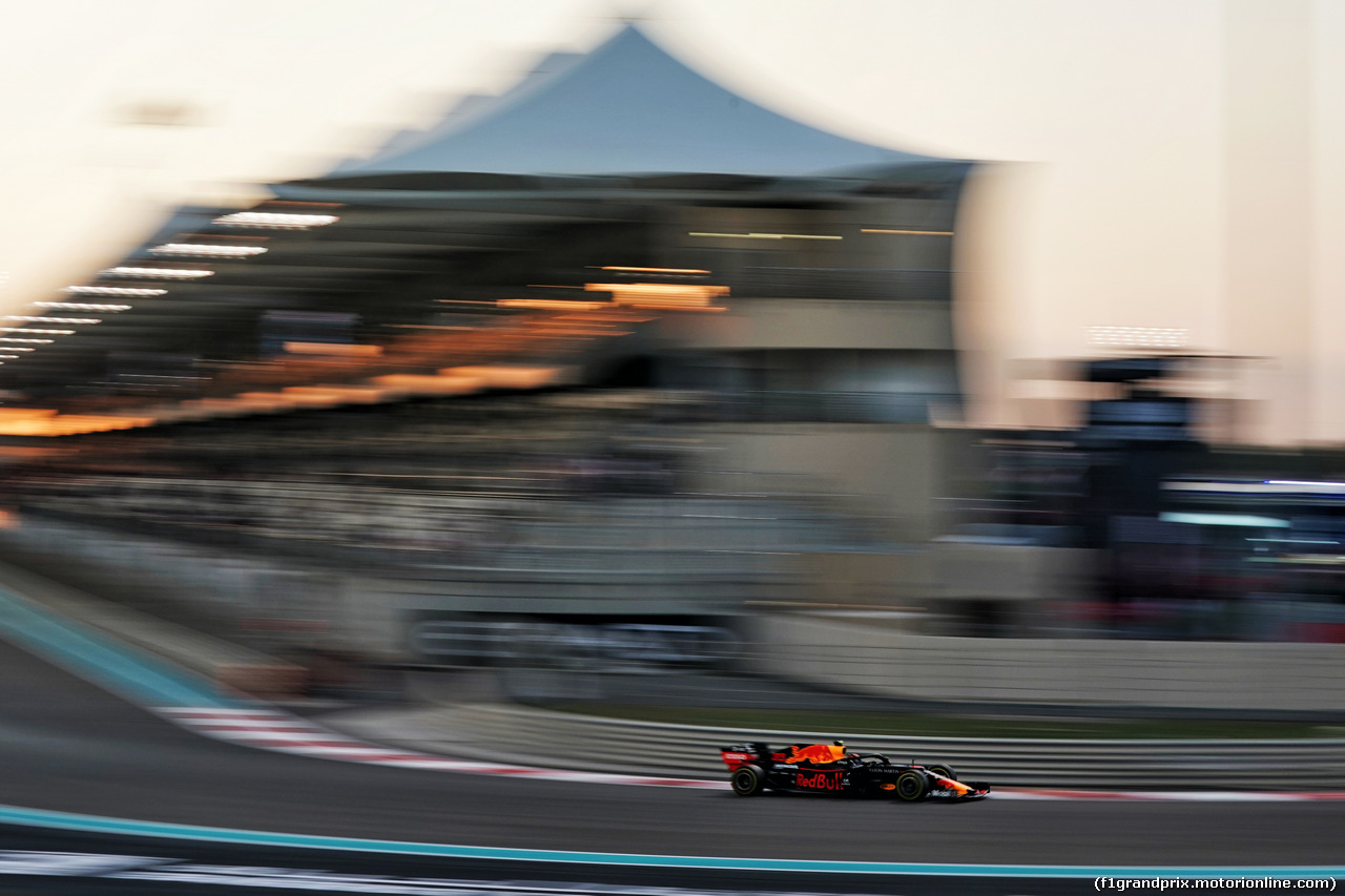 GP ABU DHABI, Alexander Albon (THA) Red Bull Racing RB15.                 
29.11.2019.