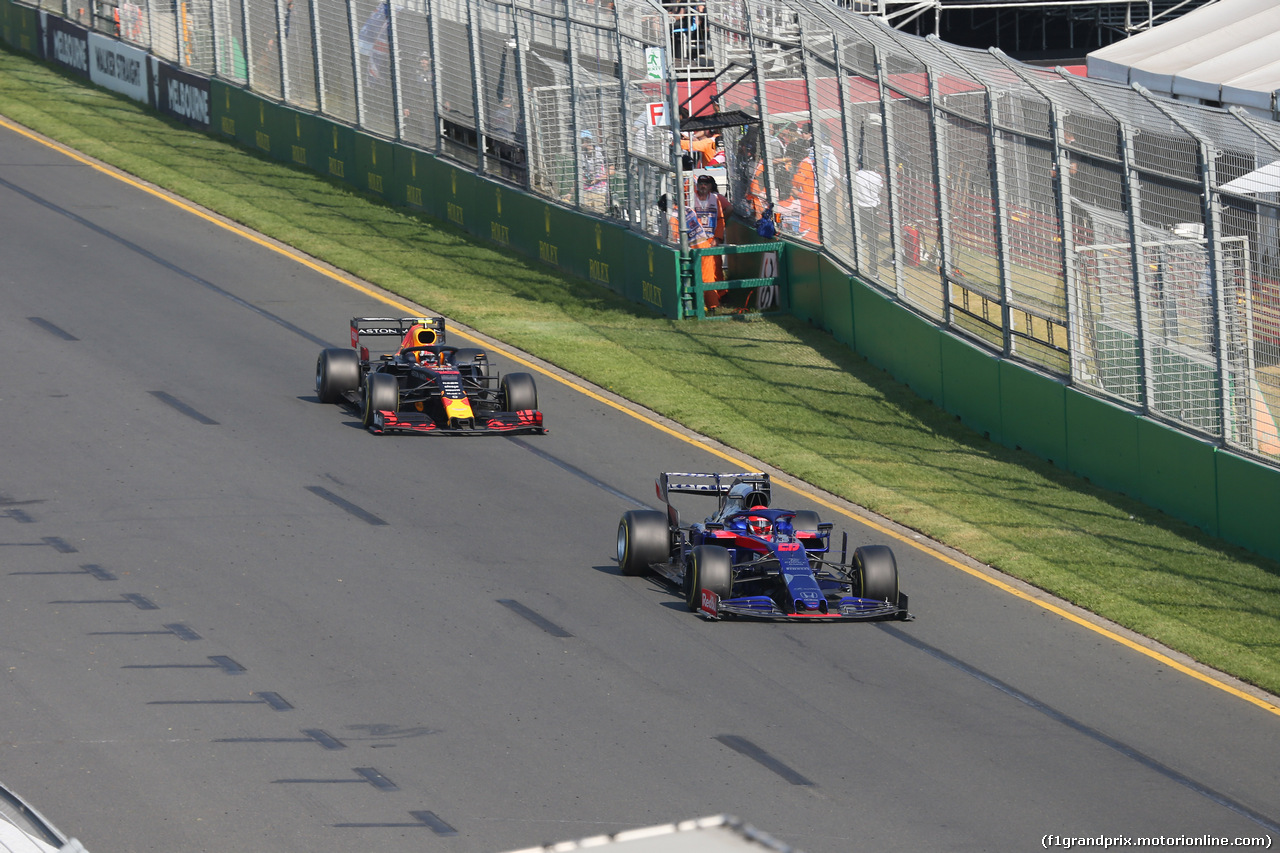 GP AUSTRALIA, 17.03.2019- race: Daniil Kvyat (RUS) Scuderia Toro Rosso STR14  e Pierre Gasly (FRA) Redbull Racing RB15