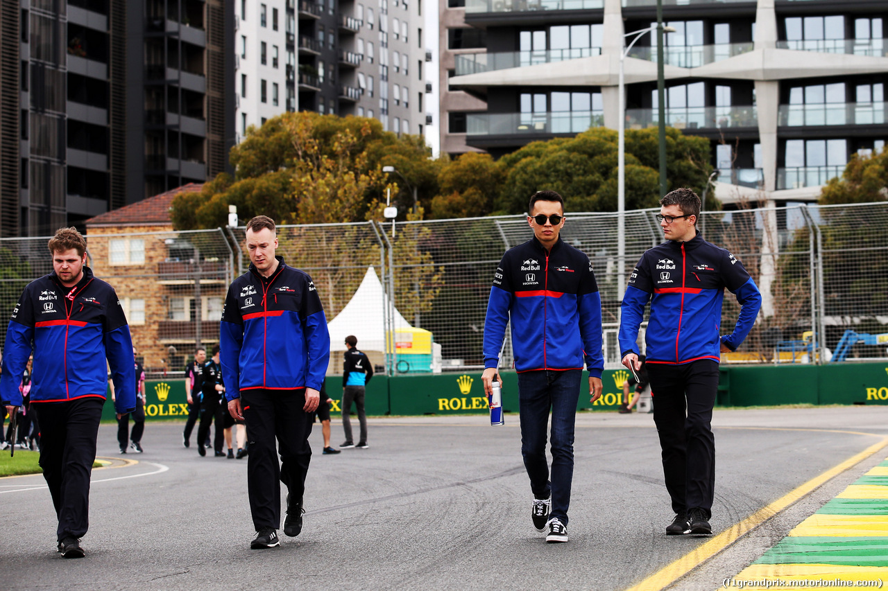 GP AUSTRALIA, Alexander Albon (THA) Scuderia Toro Rosso walks the circuit with the team.
13.03.2019.