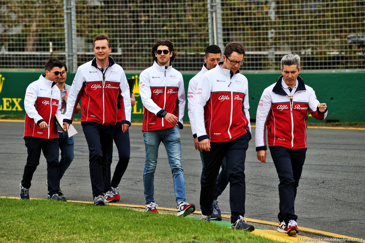 GP AUSTRALIA, Antonio Giovinazzi (ITA) Alfa Romeo Racing walks the circuit with the team.
13.03.2019.