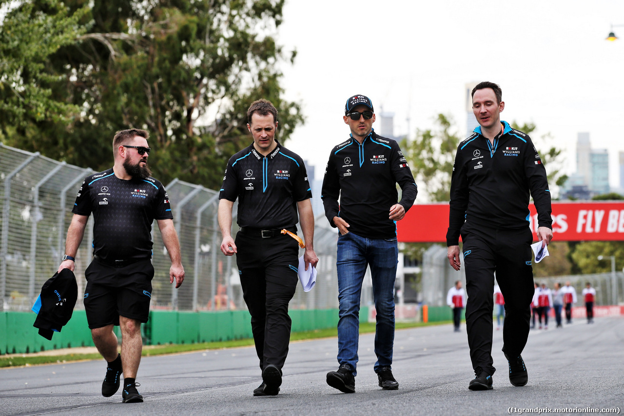 GP AUSTRALIA, Robert Kubica (POL) Williams Racing walks the circuit with the team.
13.03.2019.