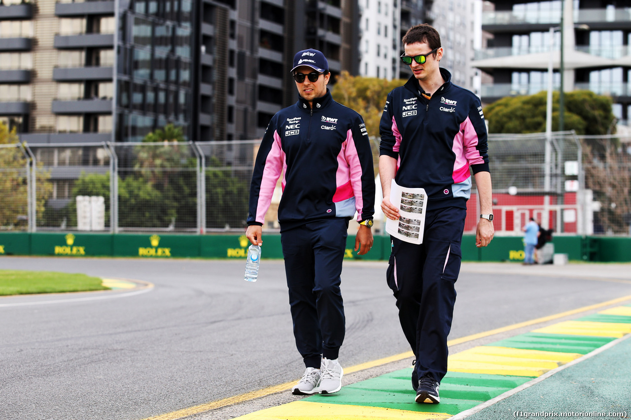 GP AUSTRALIA, Sergio Perez (MEX) Racing Point F1 Team walks the circuit with the team.
13.03.2019.