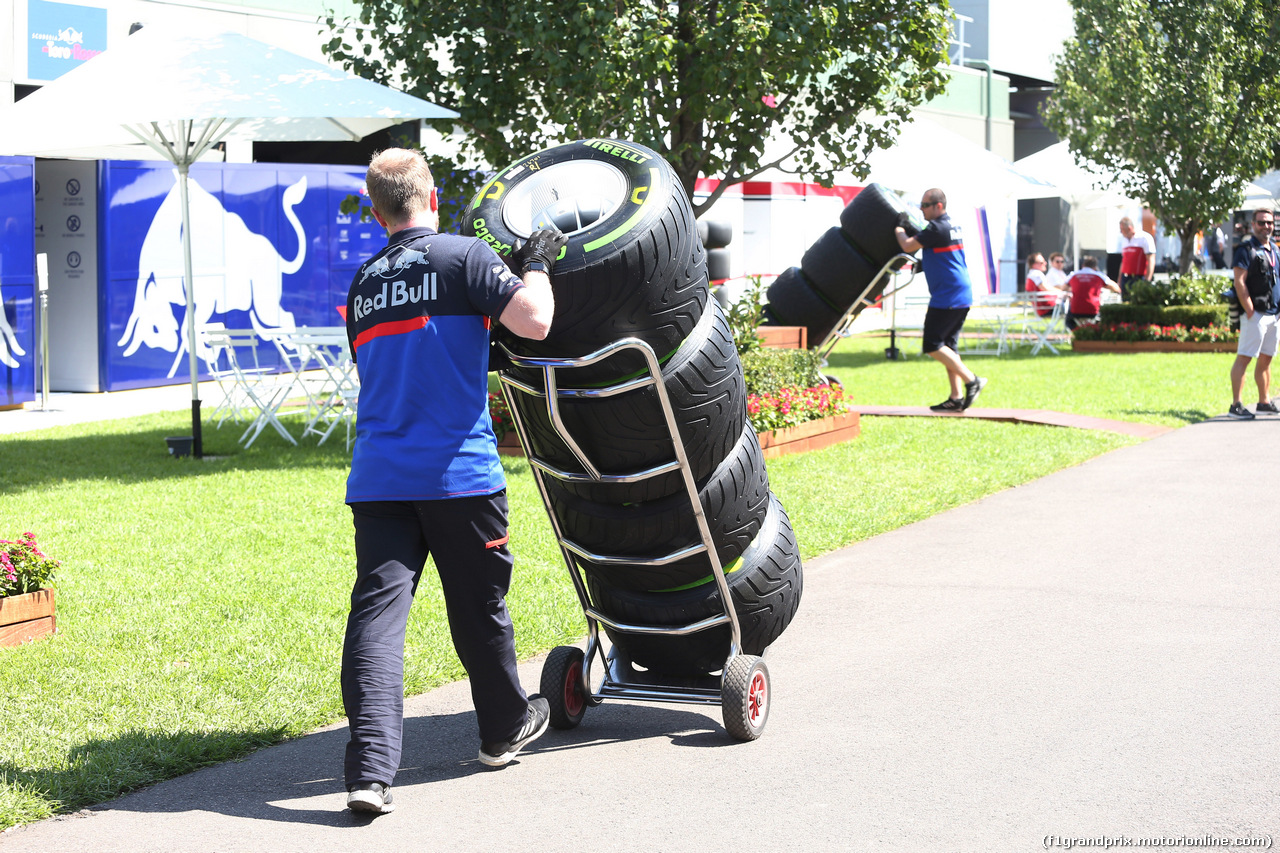 GP AUSTRALIA, 14.03.2019- Scuderia Toro Rosso mechanic  with tyres