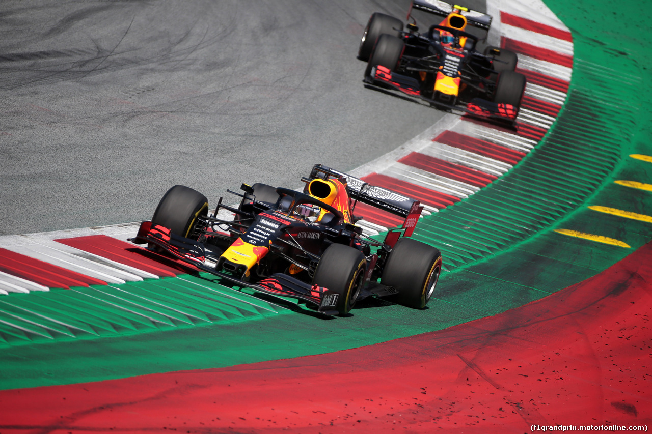 GP AUSTRIA, 30.06.2019 - Gara, Max Verstappen (NED) Red Bull Racing RB15 e Pierre Gasly (FRA) Red Bull Racing RB15