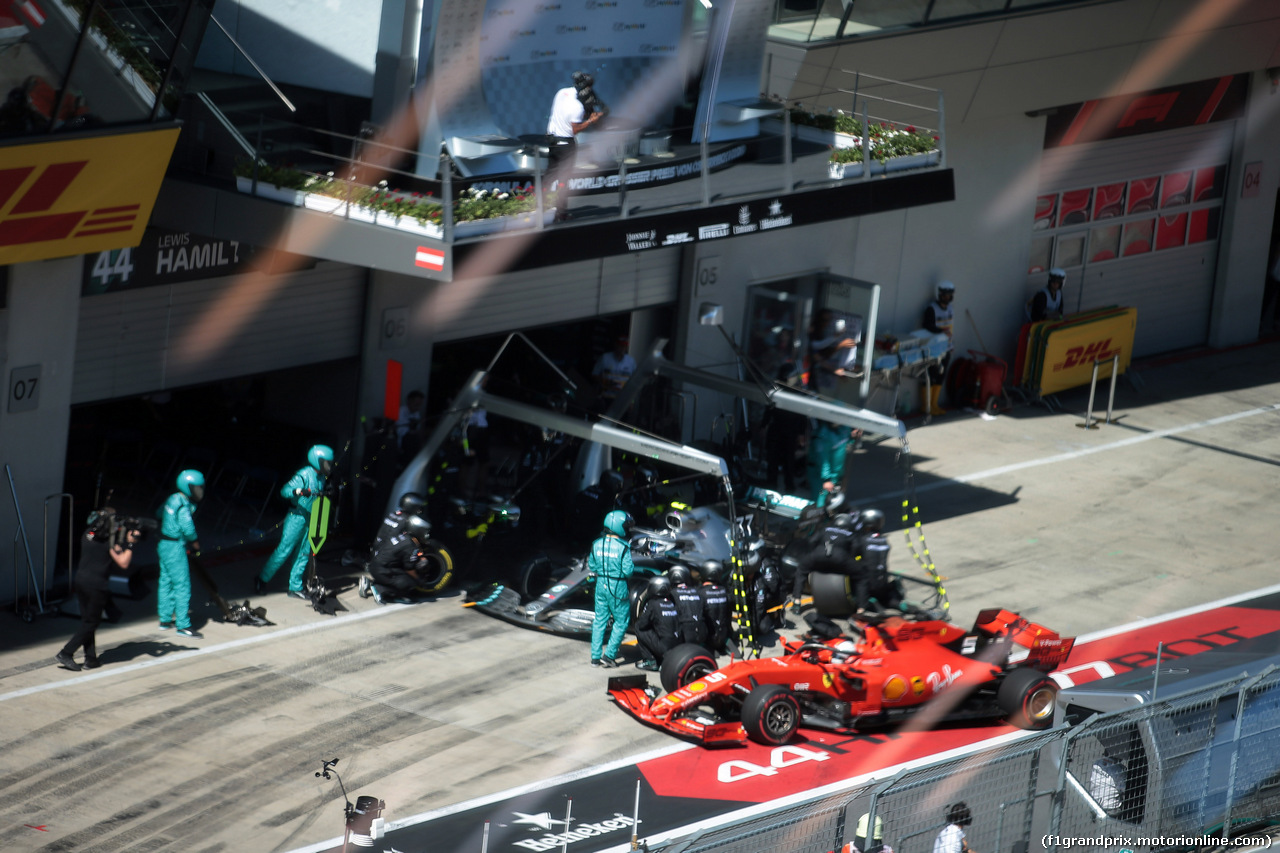 GP AUSTRIA, 30.06.2019 - Gara, Pit stop, Valtteri Bottas (FIN) Mercedes AMG F1 W010 e Sebastian Vettel (GER) Ferrari SF90