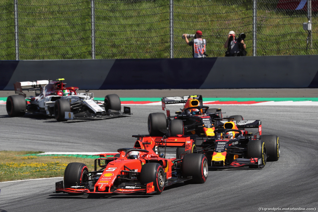 GP AUSTRIA, 30.06.2019 - Gara, Sebastian Vettel (GER) Ferrari SF90 e Max Verstappen (NED) Red Bull Racing RB15