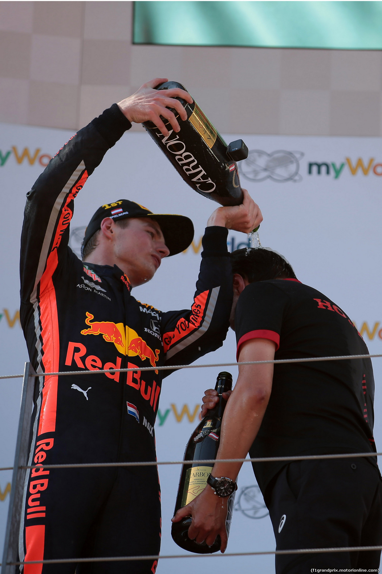 GP AUSTRIA, 30.06.2019 - Gara, Max Verstappen (NED) Red Bull Racing RB15 vincitore with Toyoharu Tanabe (JPN) Honda Racing F1 Technical Director