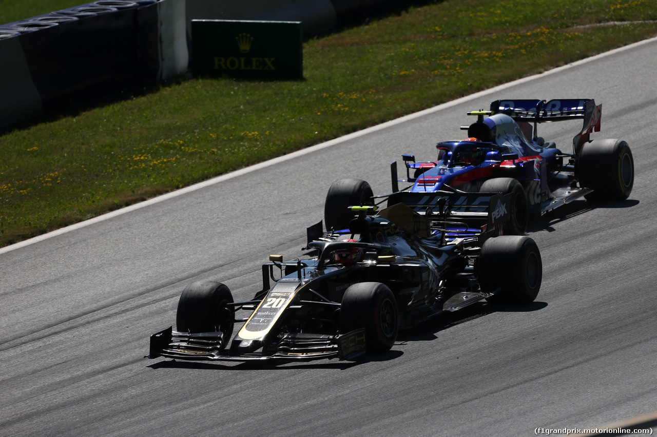 GP AUSTRIA, 30.06.2019 - Gara, Kevin Magnussen (DEN) Haas F1 Team VF-19 e Alexander Albon (THA) Scuderia Toro Rosso STR14