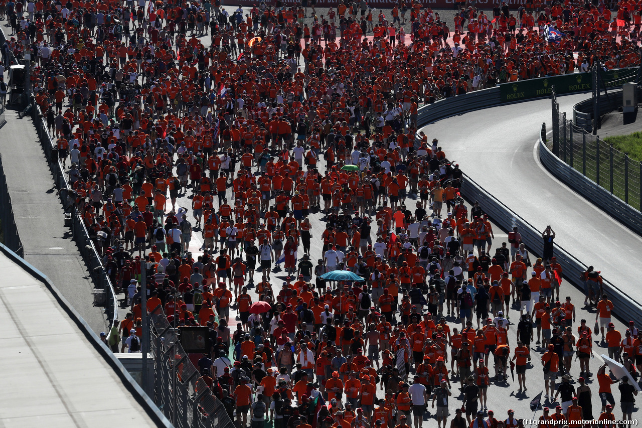 GP AUSTRIA, 30.06.2019 - Gara, Max Verstappen (NED) Red Bull Racing RB15 fans after the end of the race